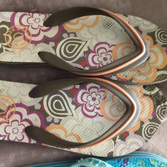 GAP WOMENS PAISLEY FLIP FLOPS SET of TWO - Picture 3 of 10